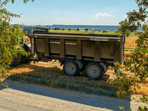 Bañera agrícola Beguer tándem de 7 metros, carga 25 metros cúbicos, negra