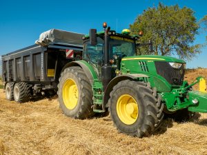 Bañera agrícola Beguer tándem de 7 metros, carga 25 metros cúbicos, negra