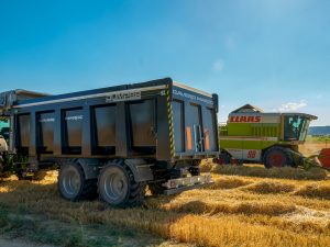 Bañera agrícola Beguer tándem de 7 metros, carga 25 metros cúbicos, negra